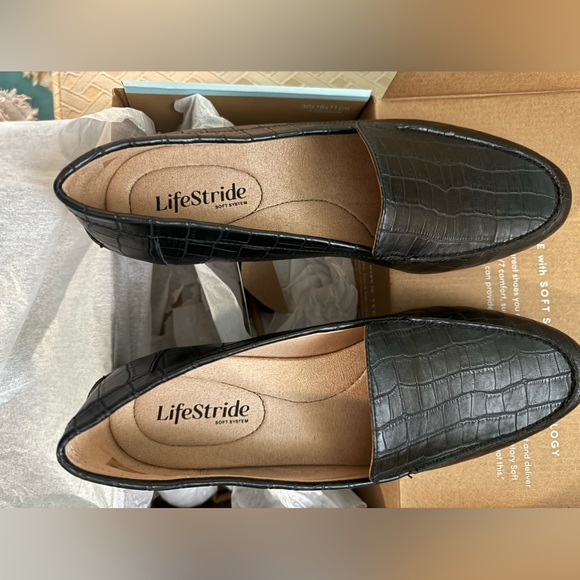 Life stride woman’s size 9 wide never been worn loafer - Picture 2 of 2